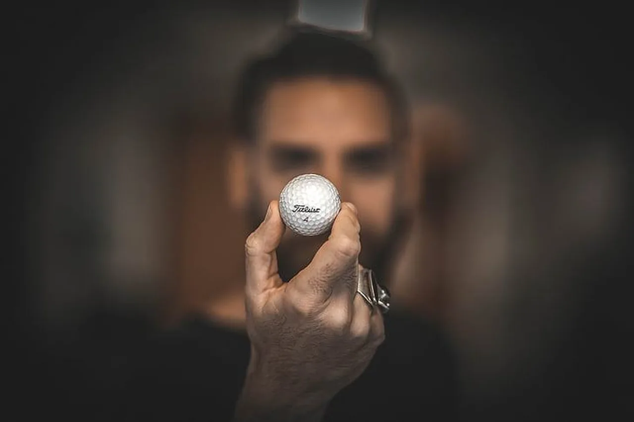 Golfbal in de hand van een speler