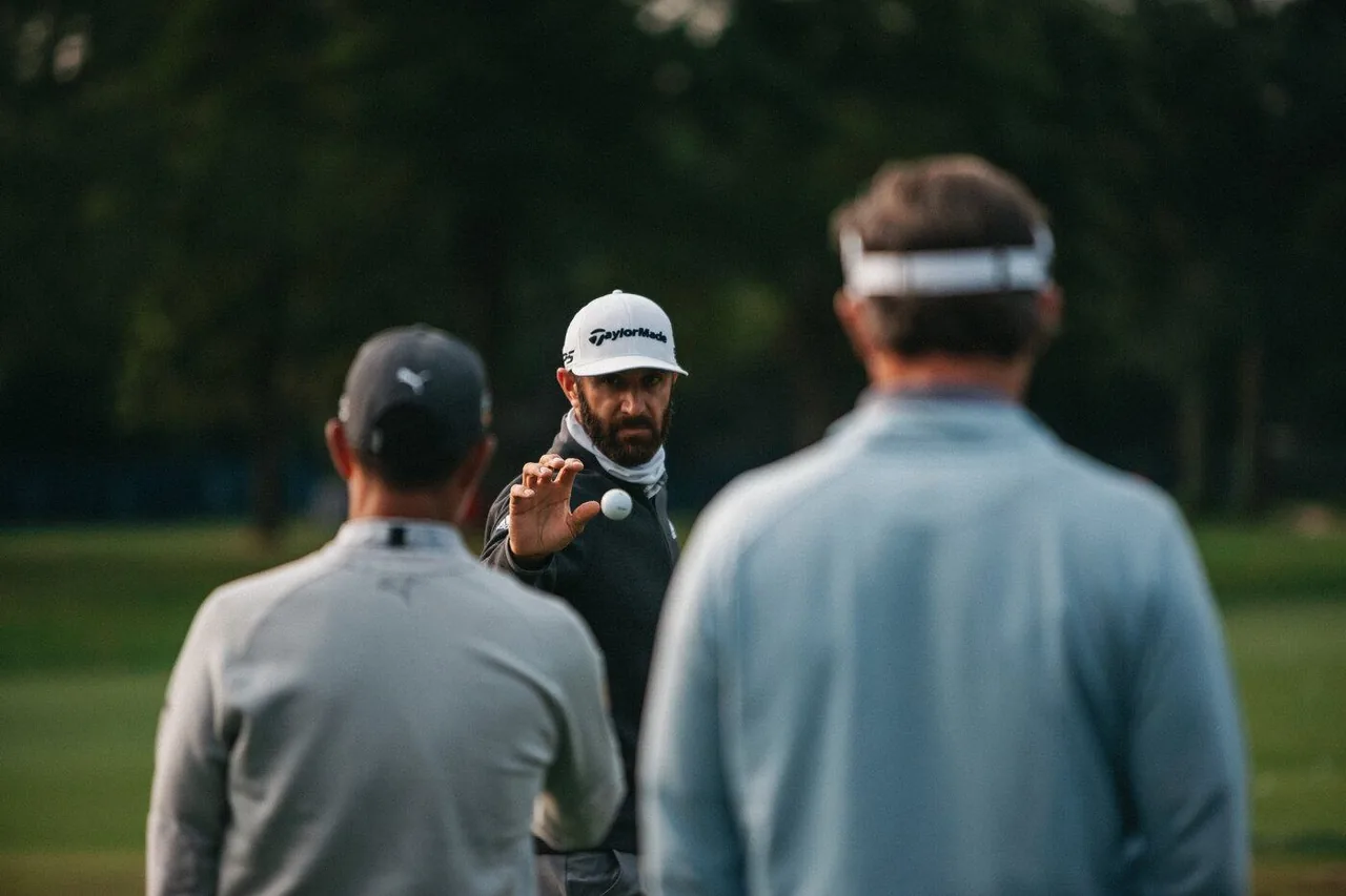 Golfers bespreken samen hun ronde