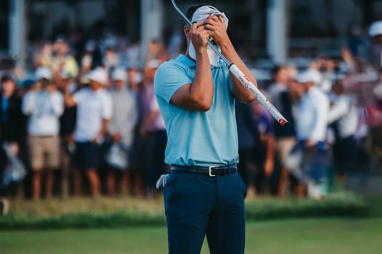 Golfster viert een geslaagde putt