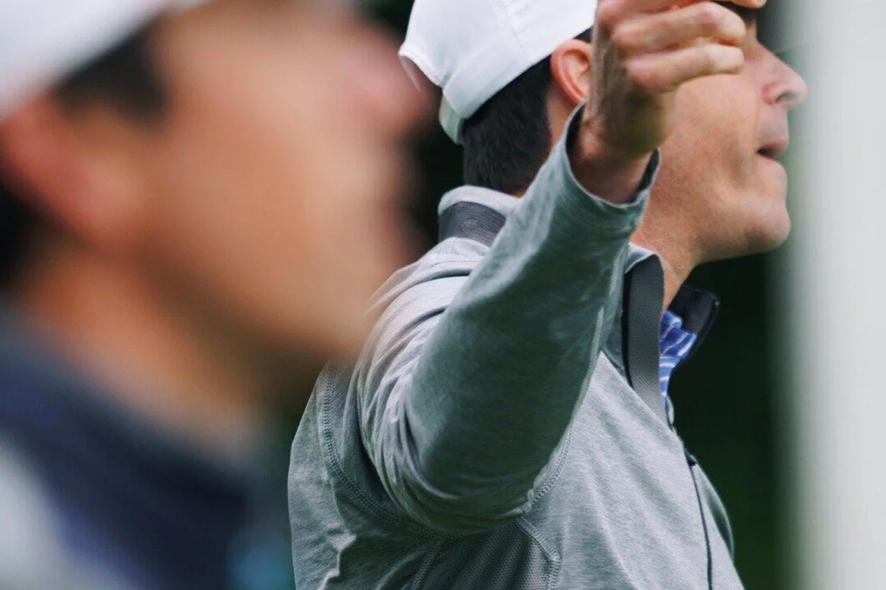 Golfer kijkt zijn bal na