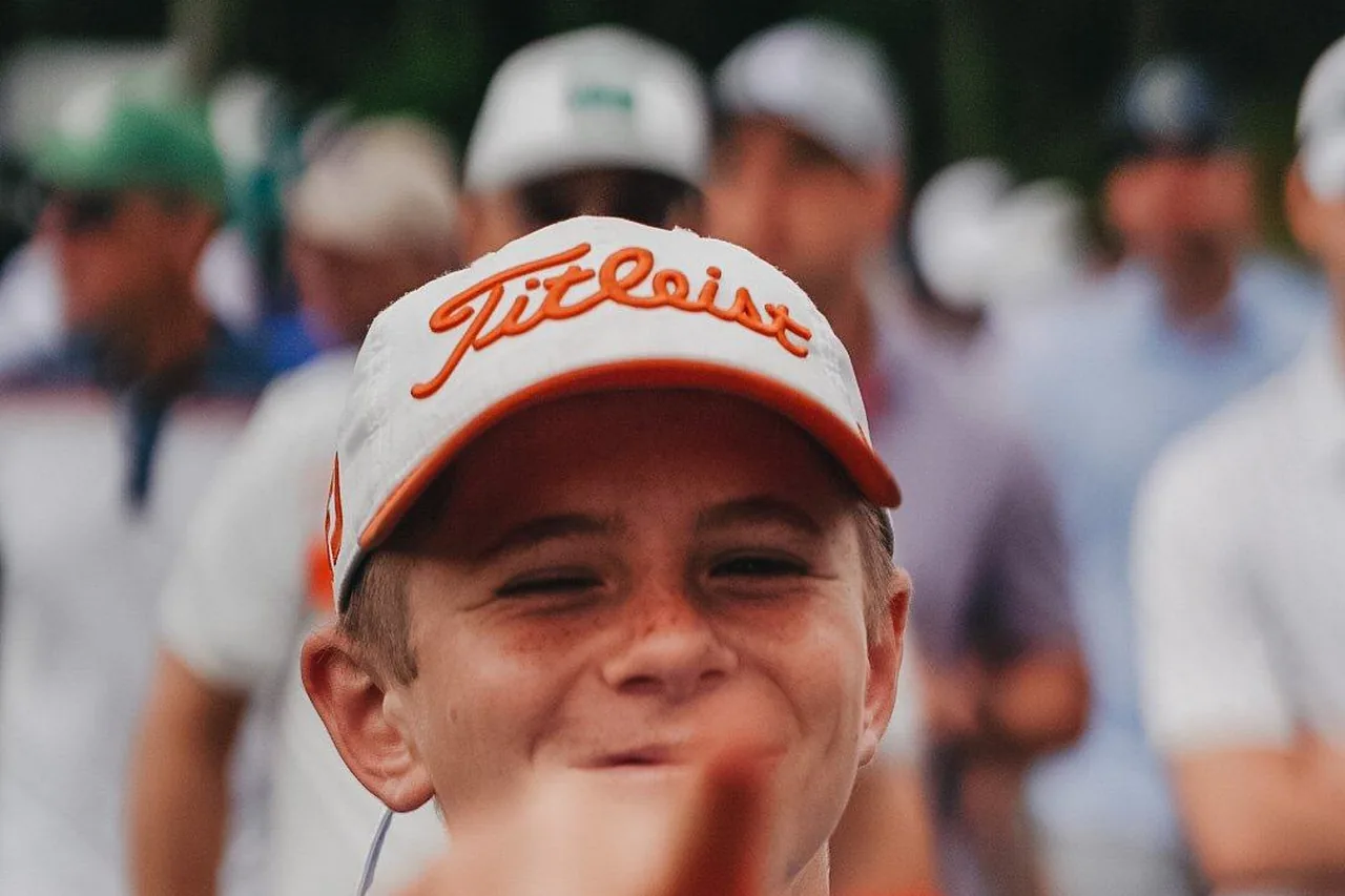 Jonge golfer bij een clubmoment
